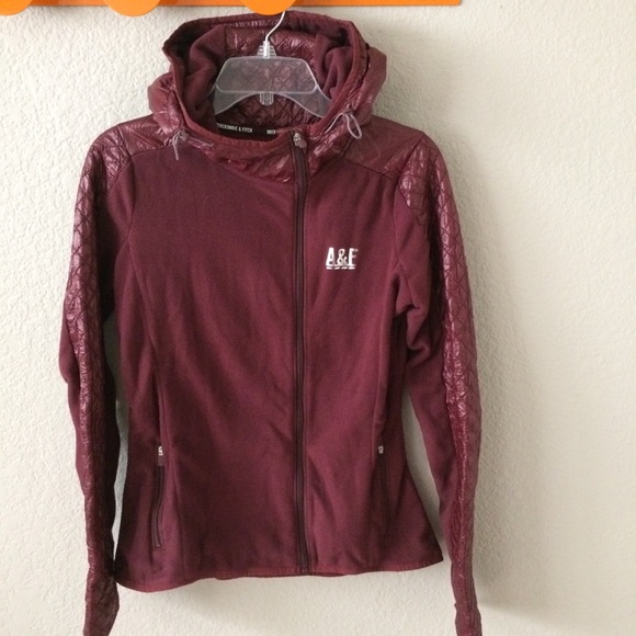 A&F quilted zip up hoodie maroon thumb holes